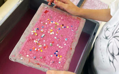 Gemeinsam kreativ: Die 2m schöpft Papier mit dem Diakoniewerk